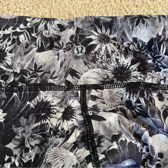 Lululemon size 6 cropped leggings, flower print - Picture 4 of 4